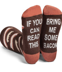 Bacon Socks with words on the bottom of the foot that say “if you can read this, bring me bacon”. pigs and bacon design pattern on the the rest of the socks.